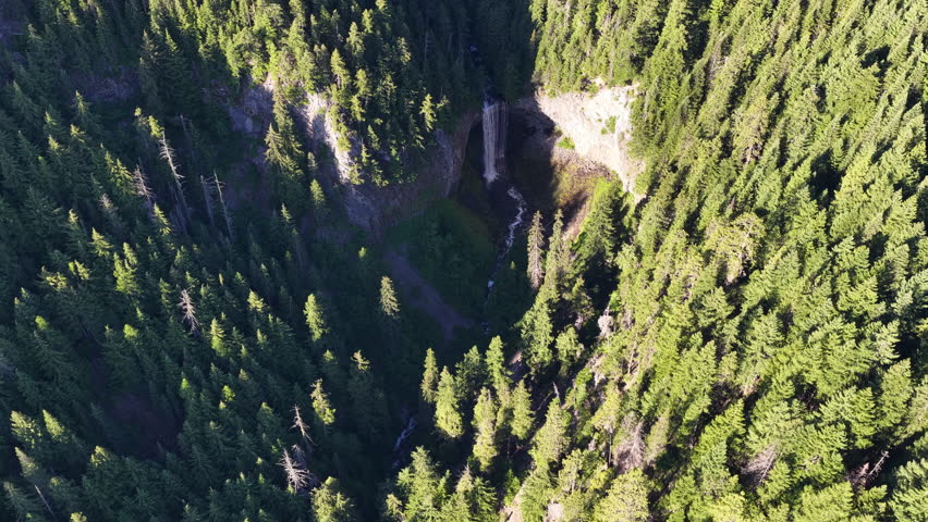 The gorgeous Tamawanas Falls is surrounded by Mt. Hood National Forest which spans all the way to the Columbia River Gorge in Oregon. This scenic area, close to Portland, offers year-round recreation.