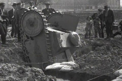 1910s - World War One tanks are tested in 1918. Vídeo Stock