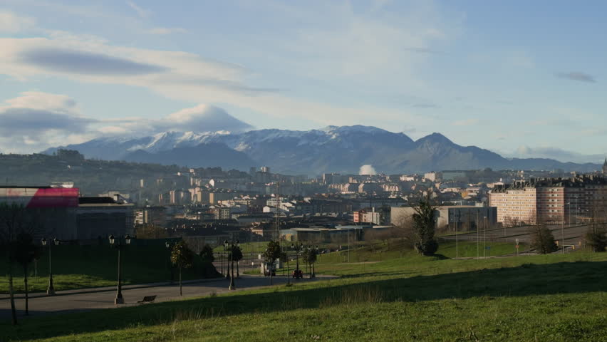 Panoramic city view of Oviedo with snowy mountain landscape.

Scenic urban landscape capturing the rhythm of Oviedo with traffic, rooftops and the impressive Picos de Europa mountains beyond.
