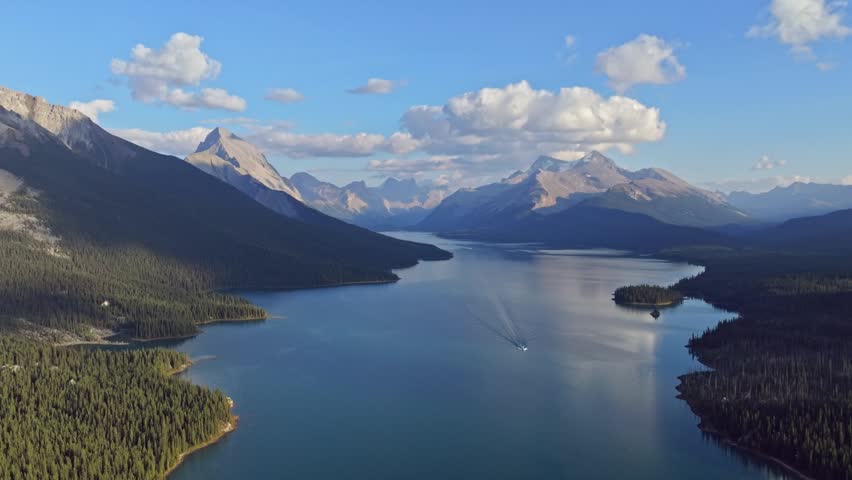 Beautiful view of Maligne Lake, the largest natural lake in the Canadian Rockies in Jasper National Park in Alberta, Canada