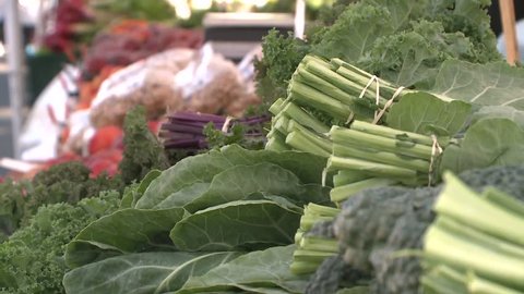 FRESH PRODUCE AT AN OUTDOOR FARMERS MARKET HD 1080 Stock Video