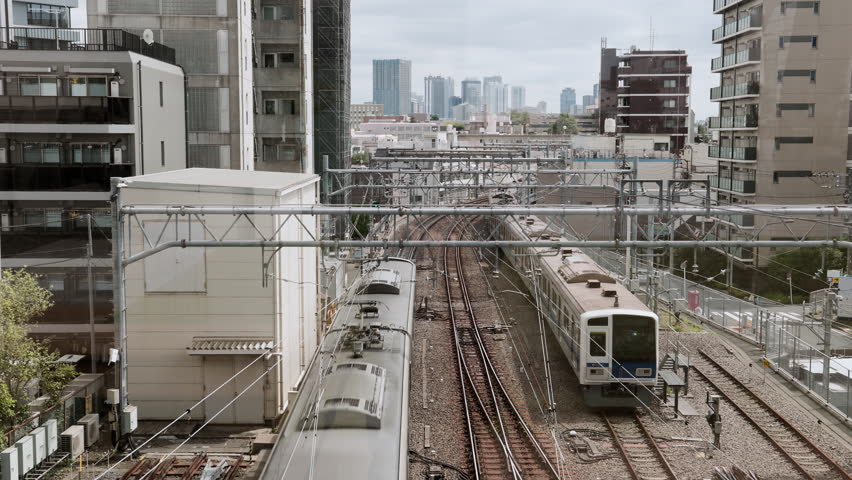 Tokyo Scene  :  Commuter Train Passes Through the City