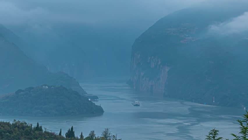 4K Time-lapse of stunning natural scenery in Qutang Gorge