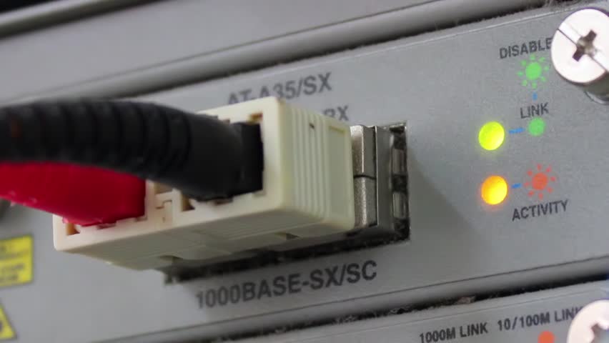 Fiber Cable Connector Switch, Insert a fiber optical cable in a hub / fiber card