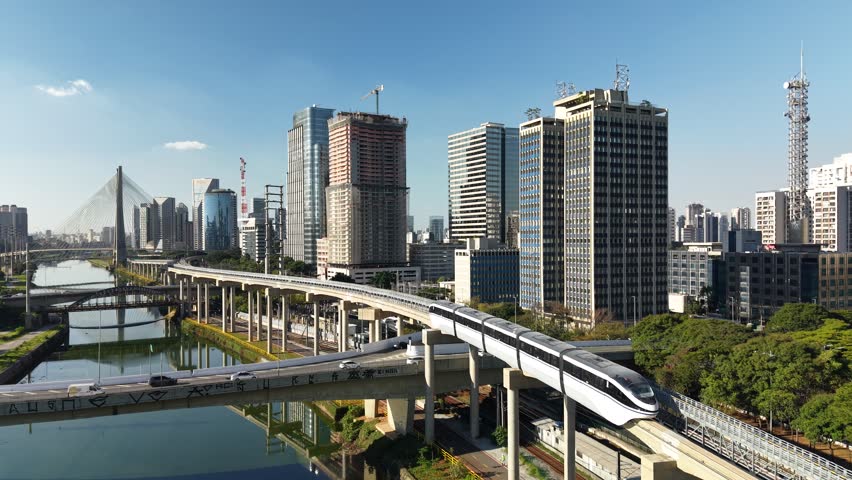 Monorail along Marginal Pinheiros highlights the modern side of São Paulo, connecting urban mobility, transport infrastructure and the dynamic landscape of Brazil’s largest metropolis