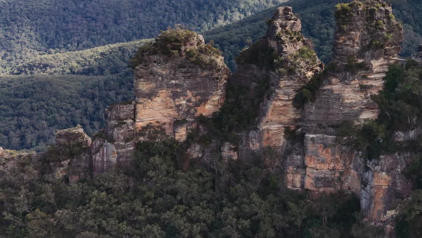 Static telephoto shot of the Three Sisters sandstone peaks in Katoomba, New South Wales.