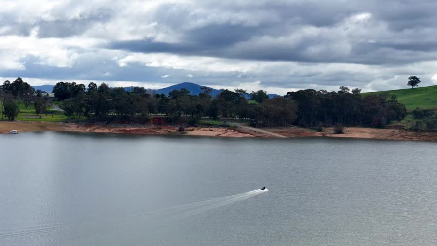 A boat on the waters of Lake Hume
