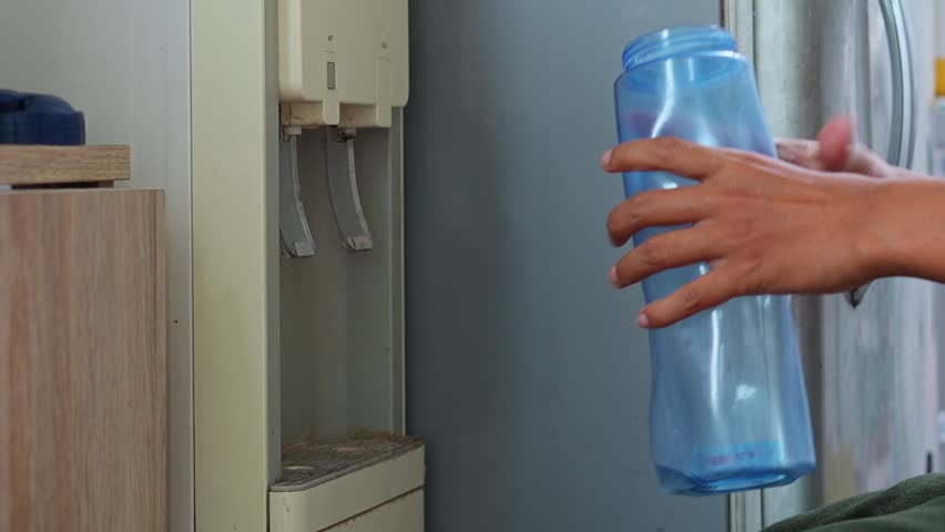 Dispensing clean drinking water into reusable bottle