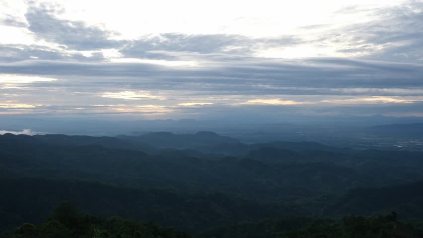Mountain views and cloudy sky before sunrise