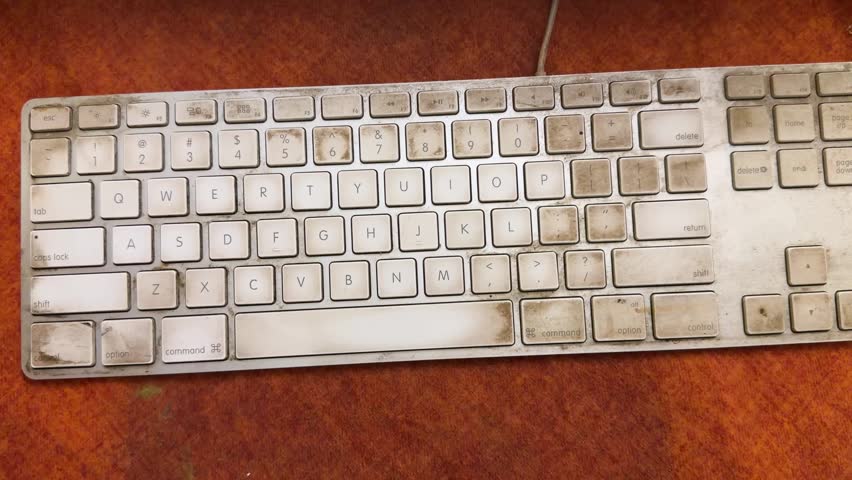 Cleaning dirty keyboard with cloth