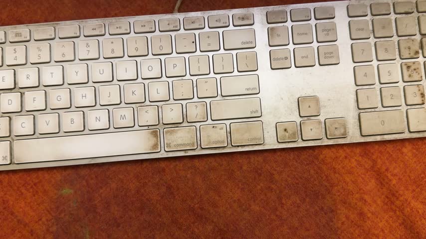 Cleaning dirty keyboard marks with cloth