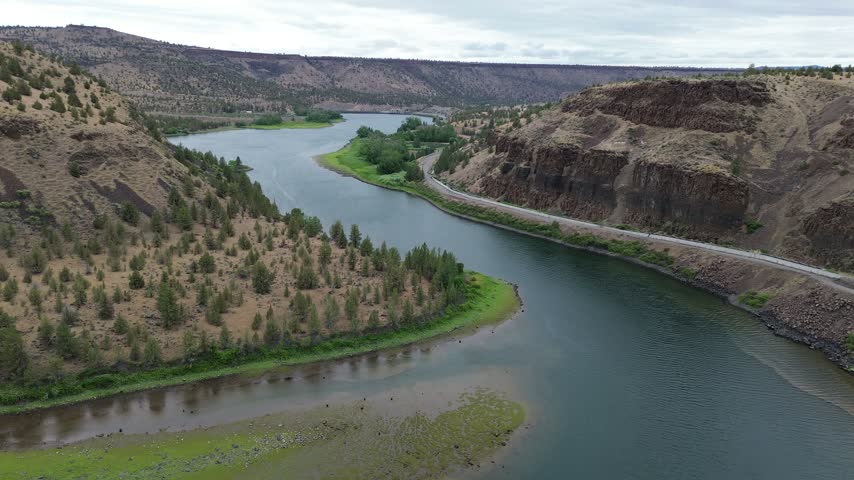 Lake Billy Chinook valley - The Cove Palisades State Park, Oregon