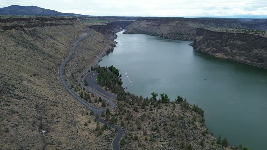Lake Billy Chinook canyon - The Cove Palisades State Park, Oregon