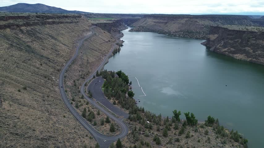 The plateau with Lake Billy Chinook - The Cove Palisades State Park, Oregon