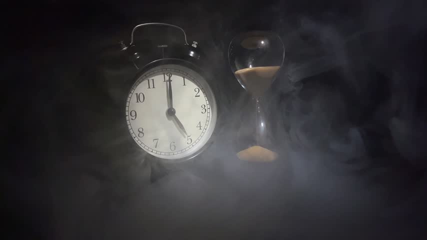 Slow motion vintage alarm showing 5 o