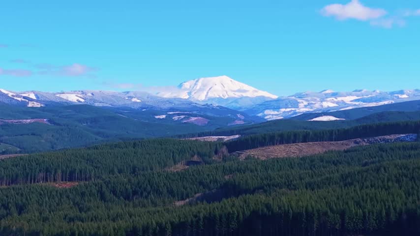A slow cinematic aerial rise reveals the snow-covered slopes of Mount St. Helens against the winter landscape of Washington’s Cascade Range. Captured in crisp 4K, this dramatic February view showcases the scale and rugged beauty of the Pacific Northwest.
