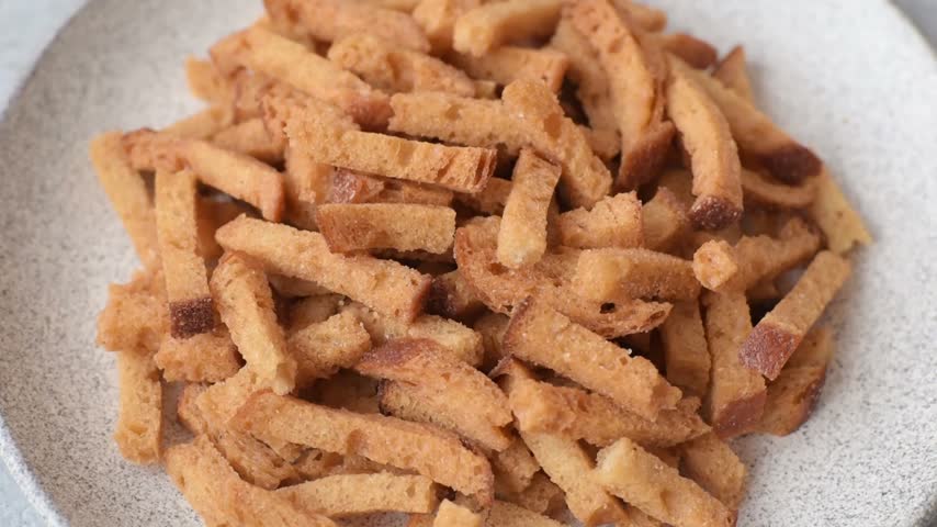Croutons or crackers made from rye bread with garlic, salt, and spices. Croutons with salt