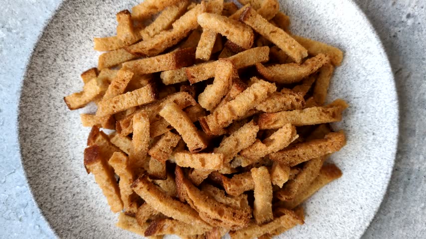 Croutons or crackers made from rye bread with garlic, salt, and spices. Croutons with salt