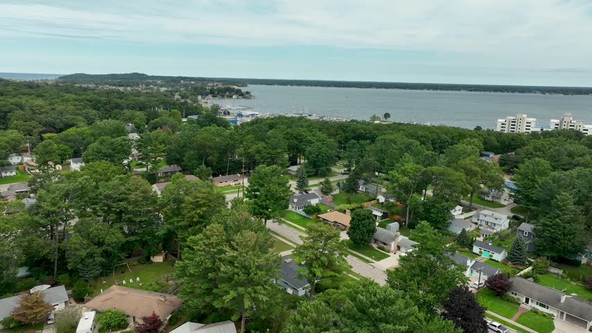 Eratic turn to compensate wind gusts near Muskegon Lake in Michigan.