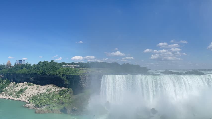 Breathtaking view of Niagara Falls from the Canadian side. A real and arresting show from nature.