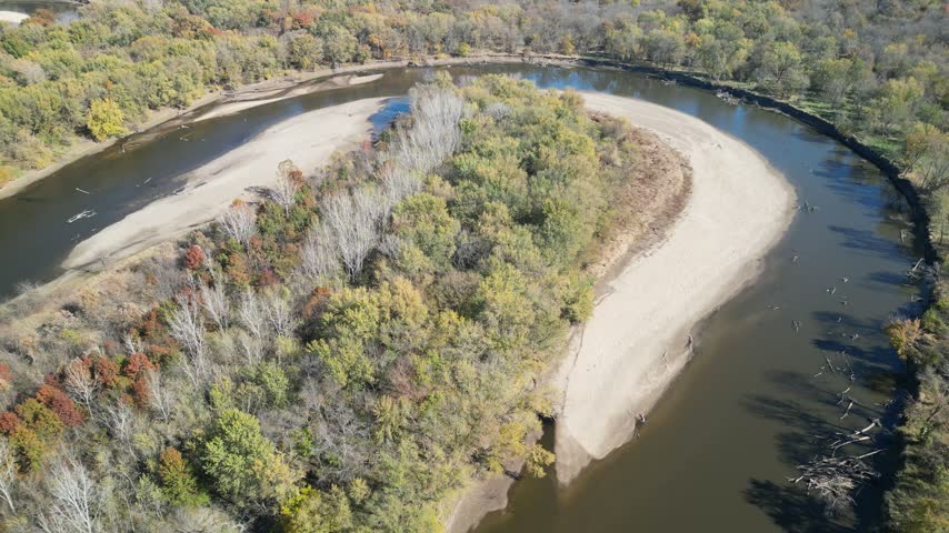A big horse shoe river bend of the Iowa River in the fall in South Eastern Iowa from a drone. 4k, drone, flying forward