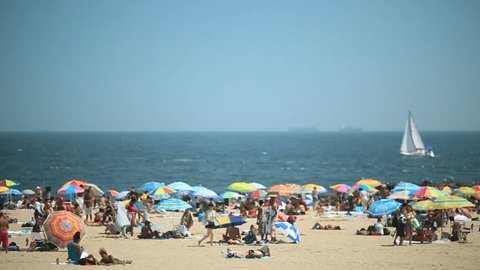 NEW YORK - CIRCA JULY 2013: Coney Island beach people sun bathing Redaktionell stockvideo