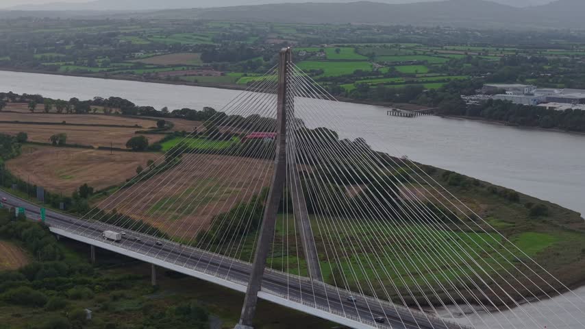 With its distinctive towers and sweeping cables, the Thomas Francis Meagher Bridge is an impressive example of modern bridge engineering in Ireland.