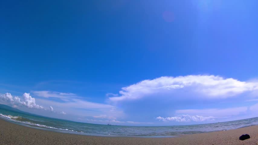 Sea, waves, horizon, clouds. Sand.