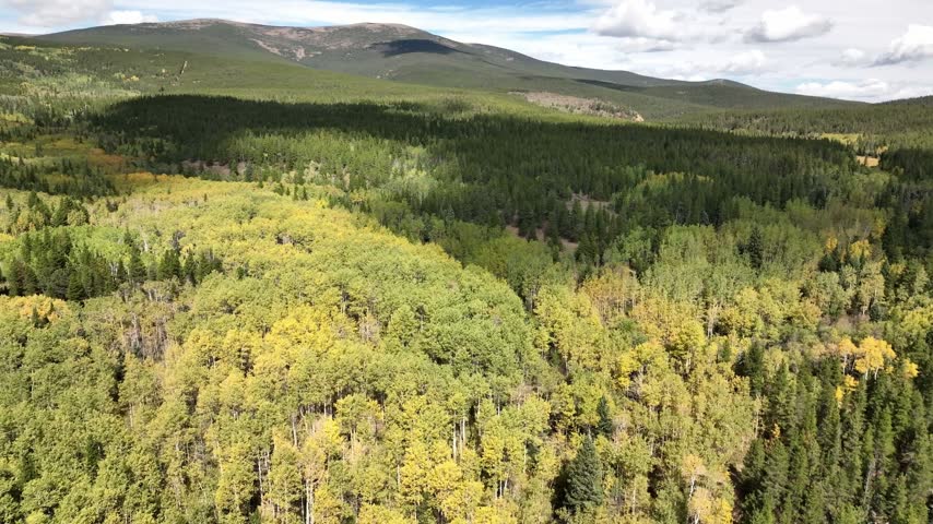 Breathtaking view of the mountains near the Peak to Peak Highway in Colorado, inviting travelers to a scenic road trip adventure through the Rocky Mountains.