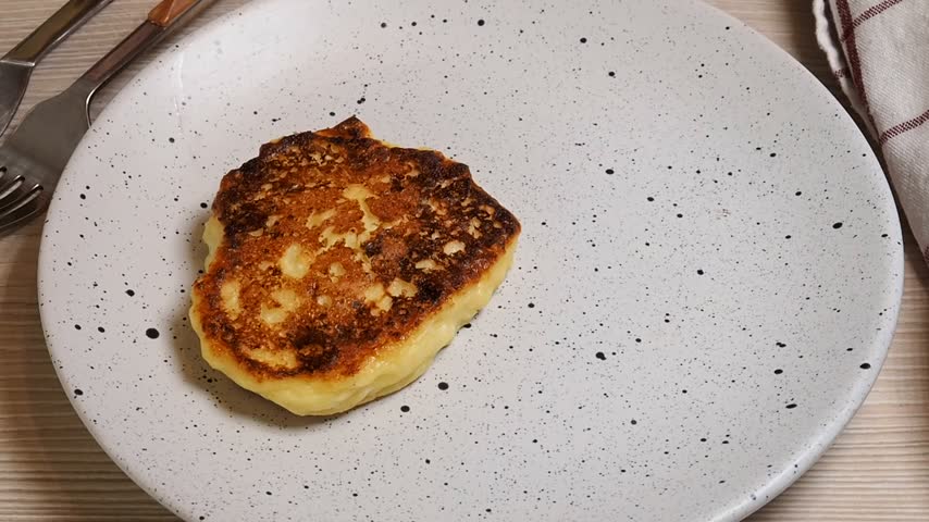 Cottage cheese pancakes place it on the plate. Fried cheesecakes on the plate.