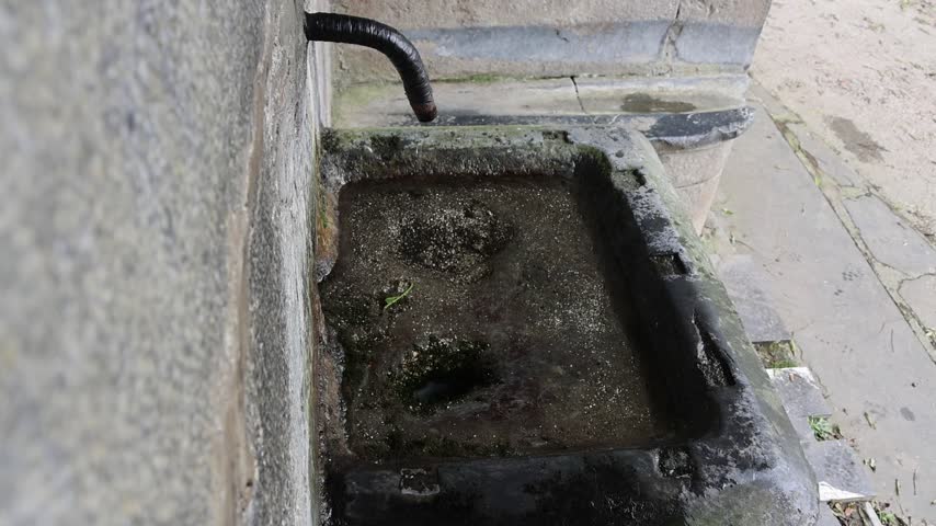 At the Iturrizarrea fountain in Leitza, whose water is rumored to give strength to the locals, water flows intermittently.