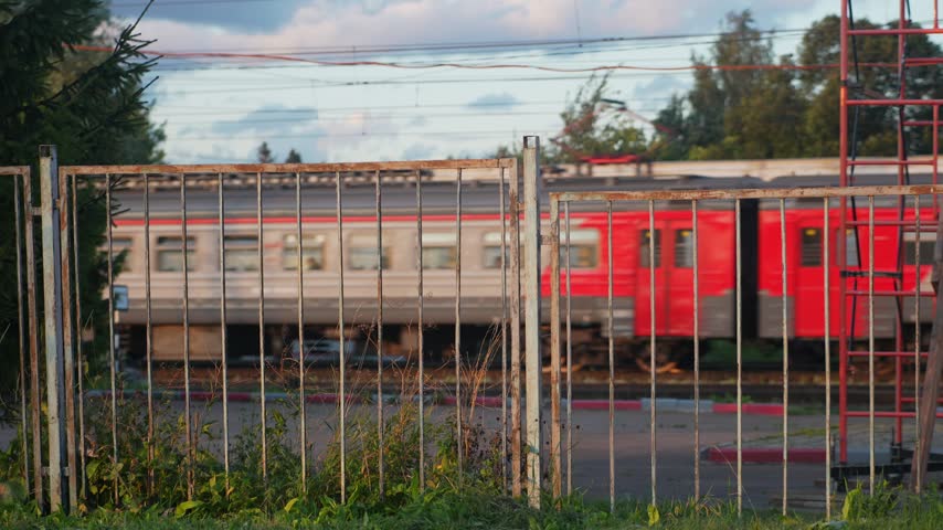The train is passing by	