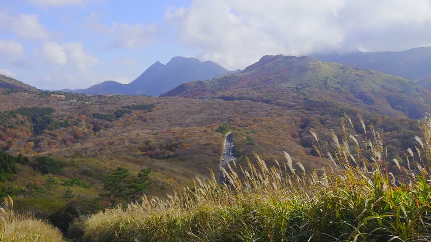 Mountains and Autumn Foliage (Kokonoe Town, Oita Prefecture)