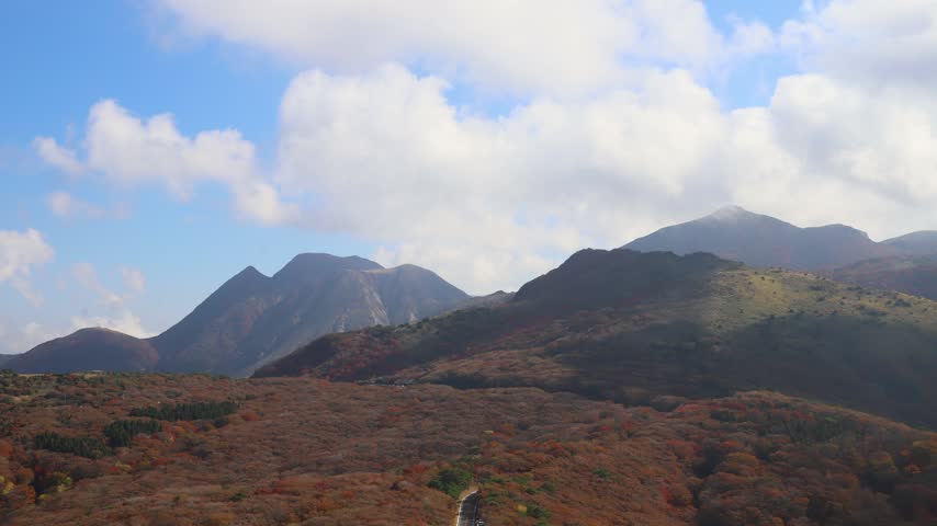 Mountains and Autumn Foliage (Kokonoe Town, Oita Prefecture)
