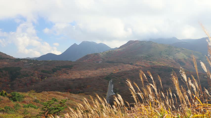 Mountains and Autumn Foliage (Kokonoe Town, Oita Prefecture)
