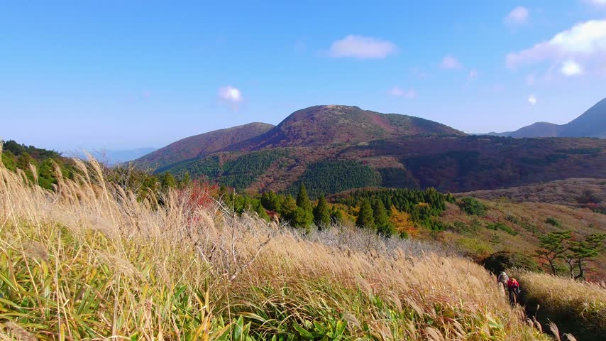 Mountains and Autumn Foliage (Kokonoe Town, Oita Prefecture)