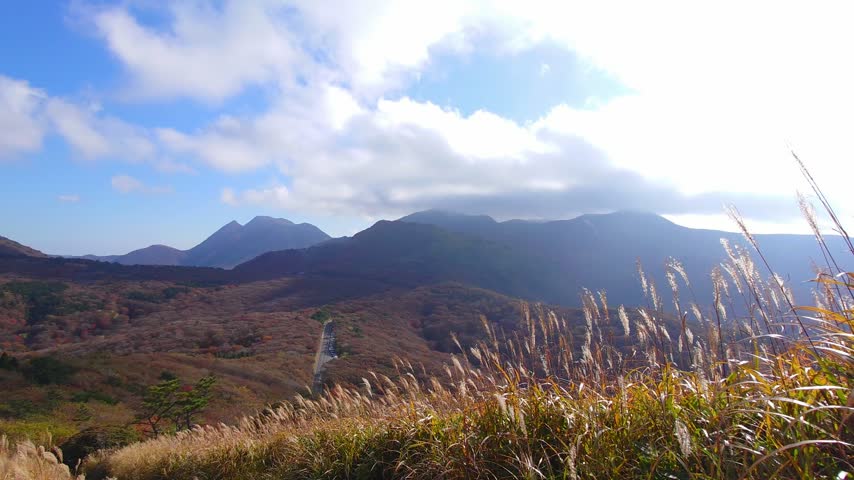 Mountains and Autumn Foliage (Kokonoe Town, Oita Prefecture)