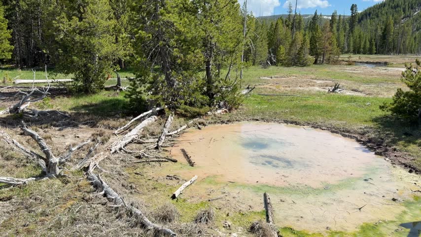 Yellowstone National Park - hot spring in Black Sand Basin