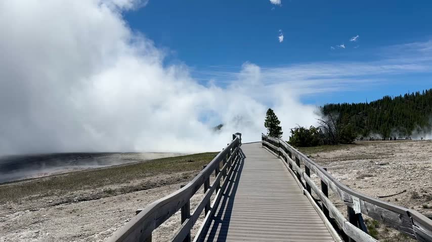 Midway Geyser Basin Trail, Yellowstone National Park, Wyoming, USA
