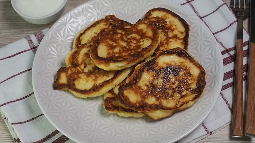 Cottage cheese pancakes place it on the plate. Fried cheesecakes on the plate.