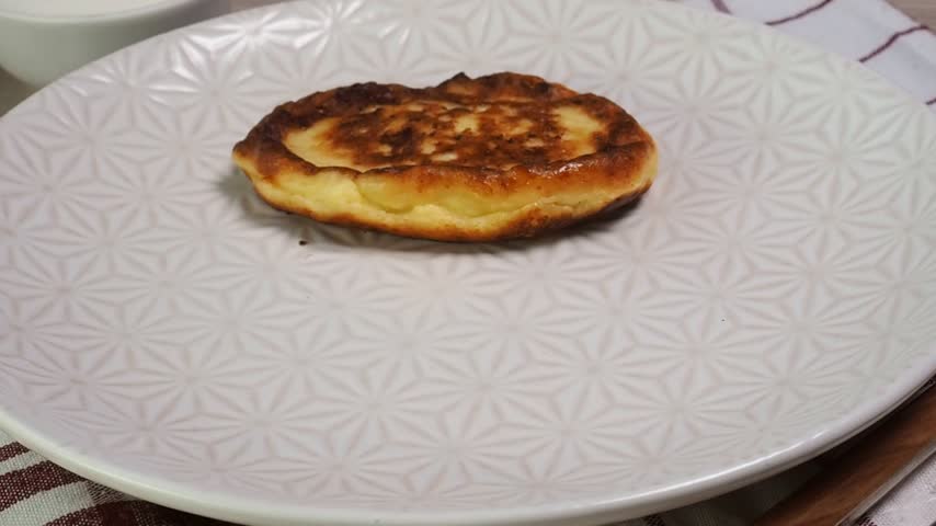 Cottage cheese pancakes place it on the plate. Fried cheesecakes on the plate.