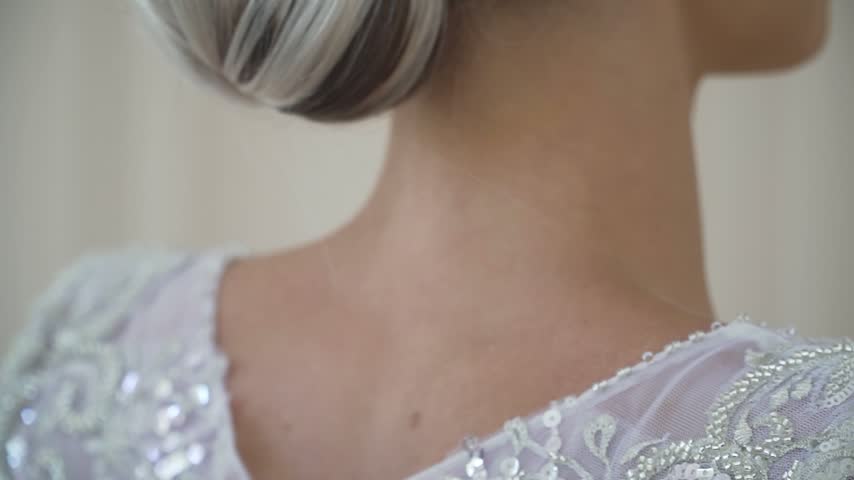 Details of the bride in the wedding dress