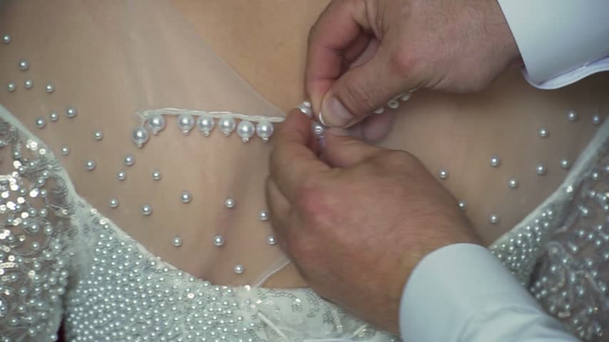 Details of the bride in the wedding dress