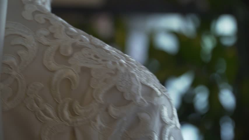 Details of the bride in the wedding dress