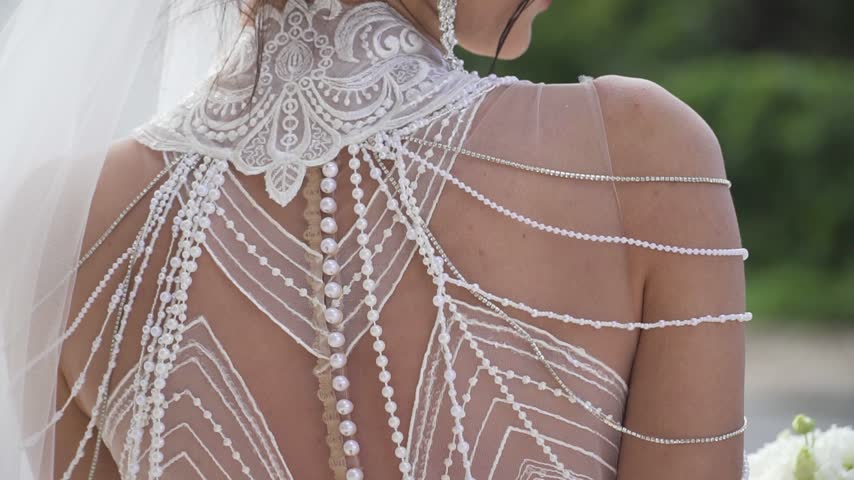 Details of the bride in the wedding dress
