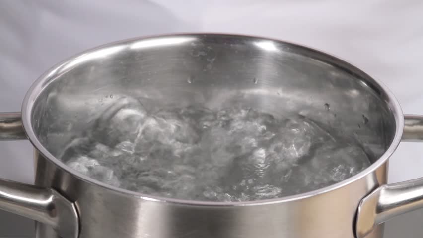 В алюминиевой кастрюле нагревается вода. Кипящая вода в кастрюле. Кастрюля с водой. Кипящая кастрюля. Кастрюля для воды большая.