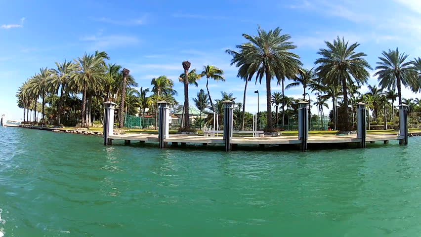 Private homes against turquoise sea and waterside landscape on secluded Islands nr Miami in Biscayne Bay, Florida, USA