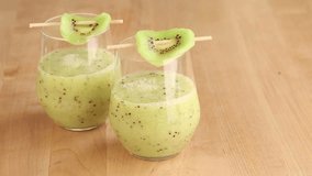 Banana and kiwi smoothie in two glasses