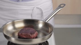 Testing the doneness of a fillet steak using the finger method (medium)