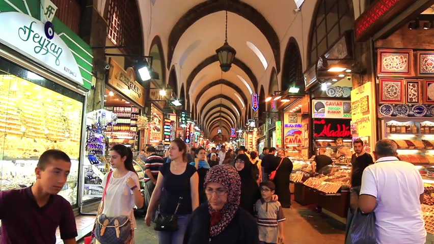 ISTANBUL - JUL 3: Turkish people shop in famous Egyptian Bazaar (Spice Market)